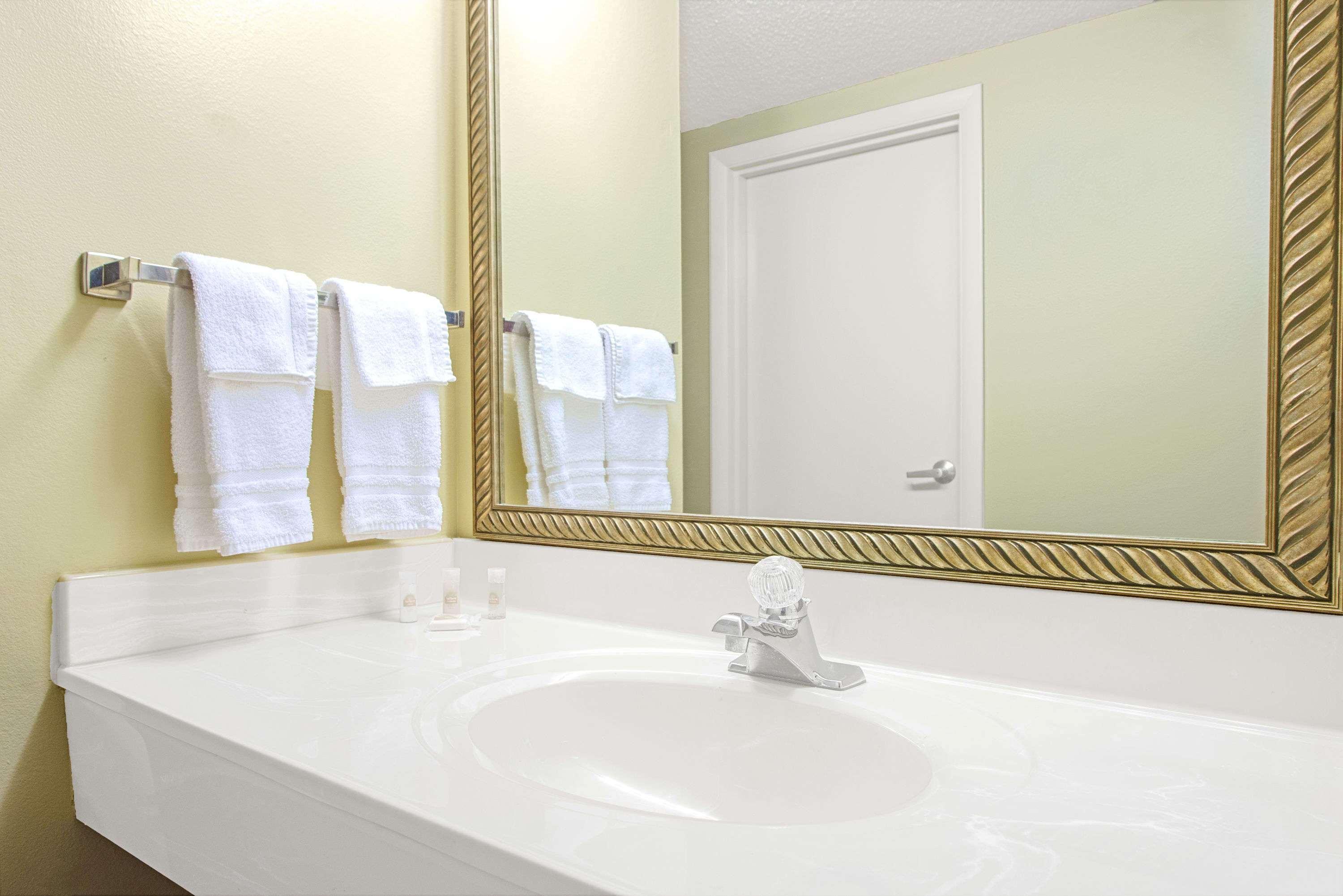Days Inn By Wyndham St. Louis/Westport Mo Maryland Heights Bagian luar foto